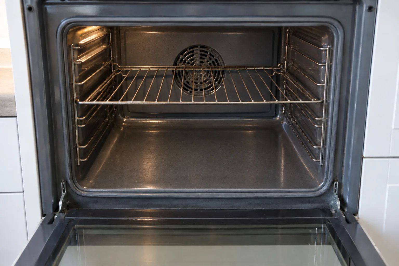 Ejemplo comparativo de interior del horno limpio